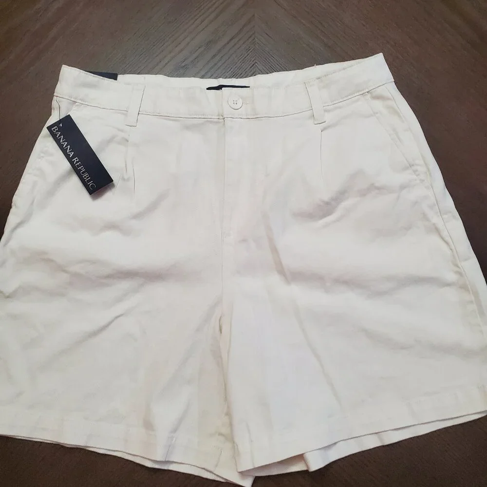 Banana Republic Pleat front tan Women's shorts size 12 New With Tags
